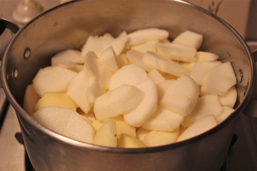 Slice the apples into a large saucepan.