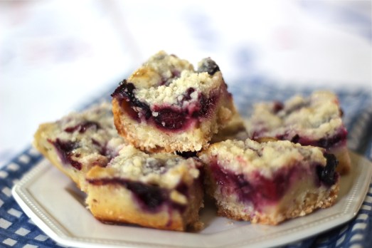 Buttery crumb crust, creamy blackberry filling, more buttery crumbs on top.