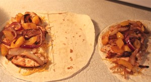 Divide the chicken and vegetables between the flour tortillas.