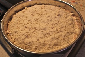 Sprinkle on reserved crumbs.