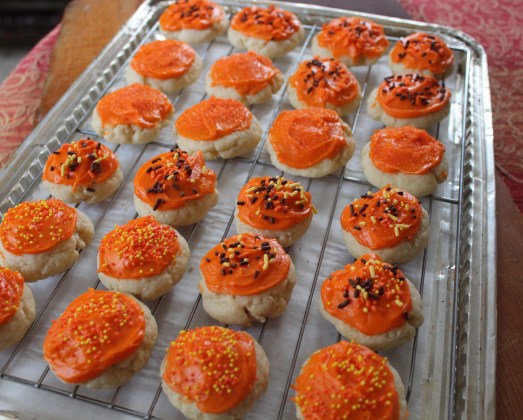 Let frosting dry before storing in air tight container.