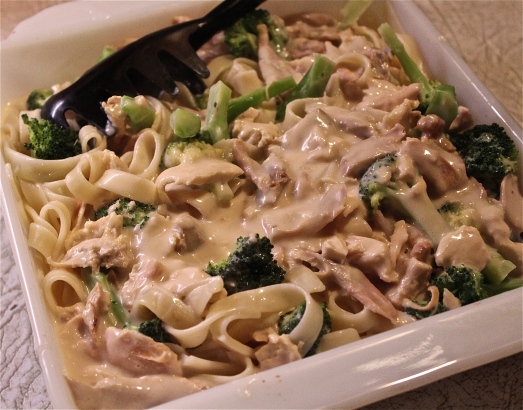 Pour on Alfredo sauce and chicken.  Mix together.