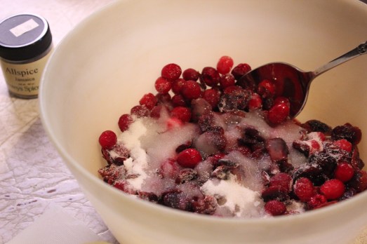 Mix cranberries with sugar and vanilla.