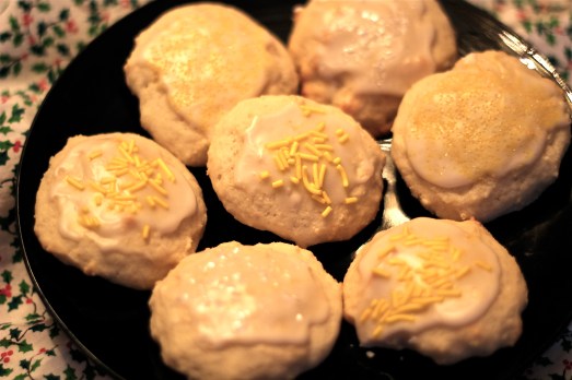 Yellow decoration suggests the lemon flavor.