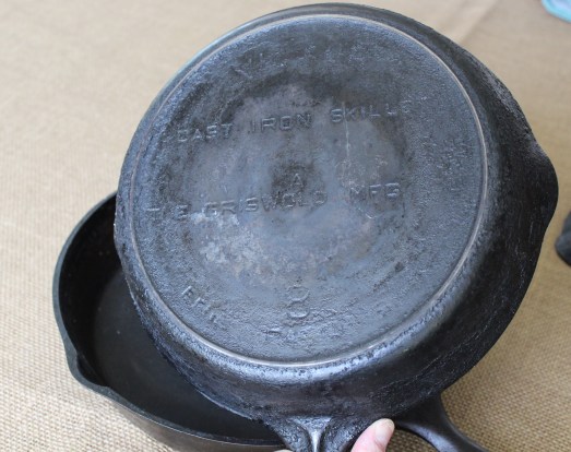 Be sure to check the back of the skillet for identifying logos.