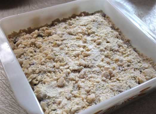 Top with remaining crumbs.