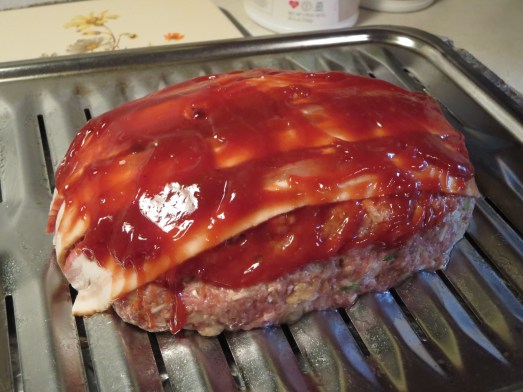 Spoon ketchup sauce over the meatloaf to cover.